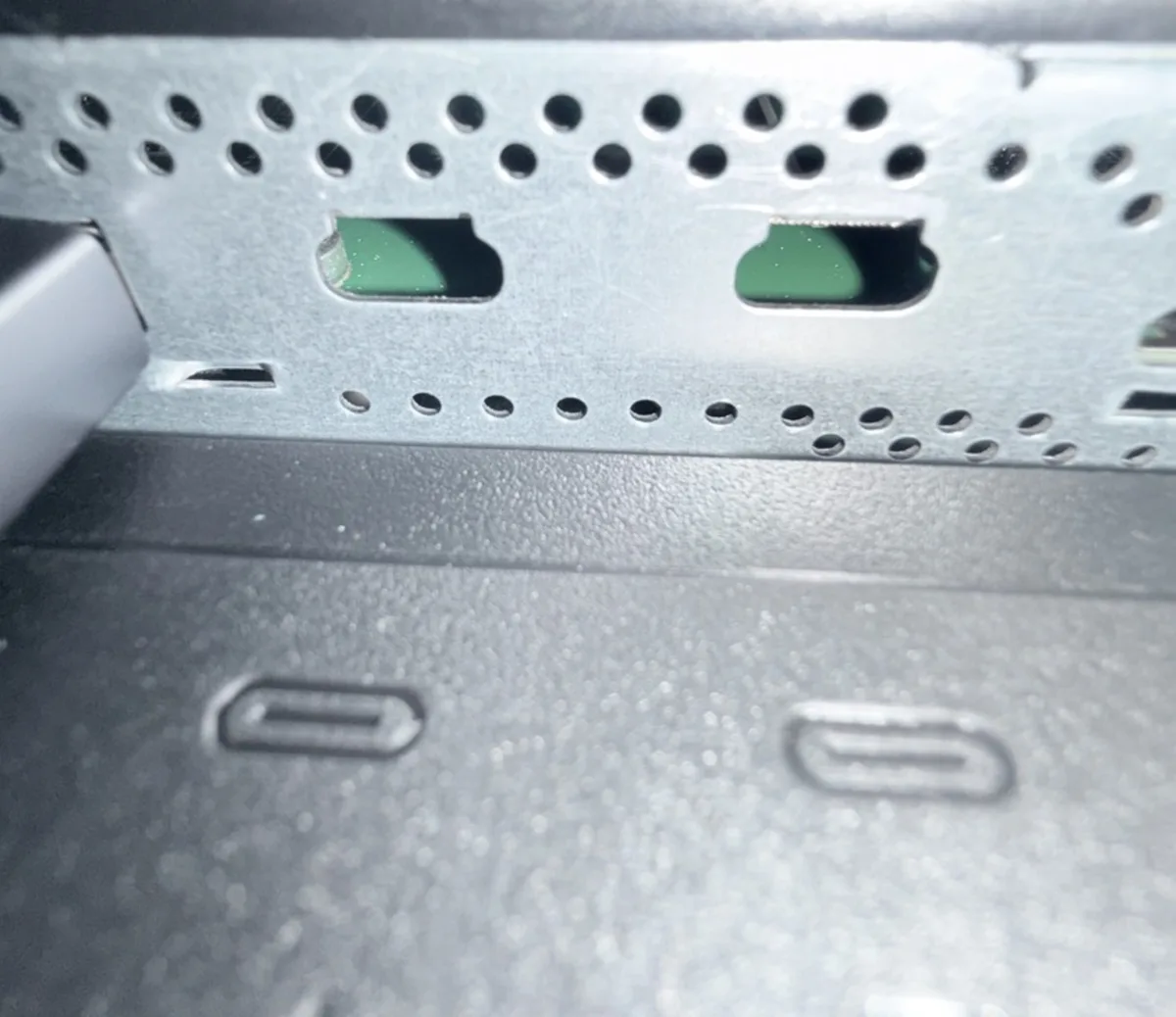 Huecos de los puertos USB-C del monitor ASUS, con la placa verde a la vista y sin conectores