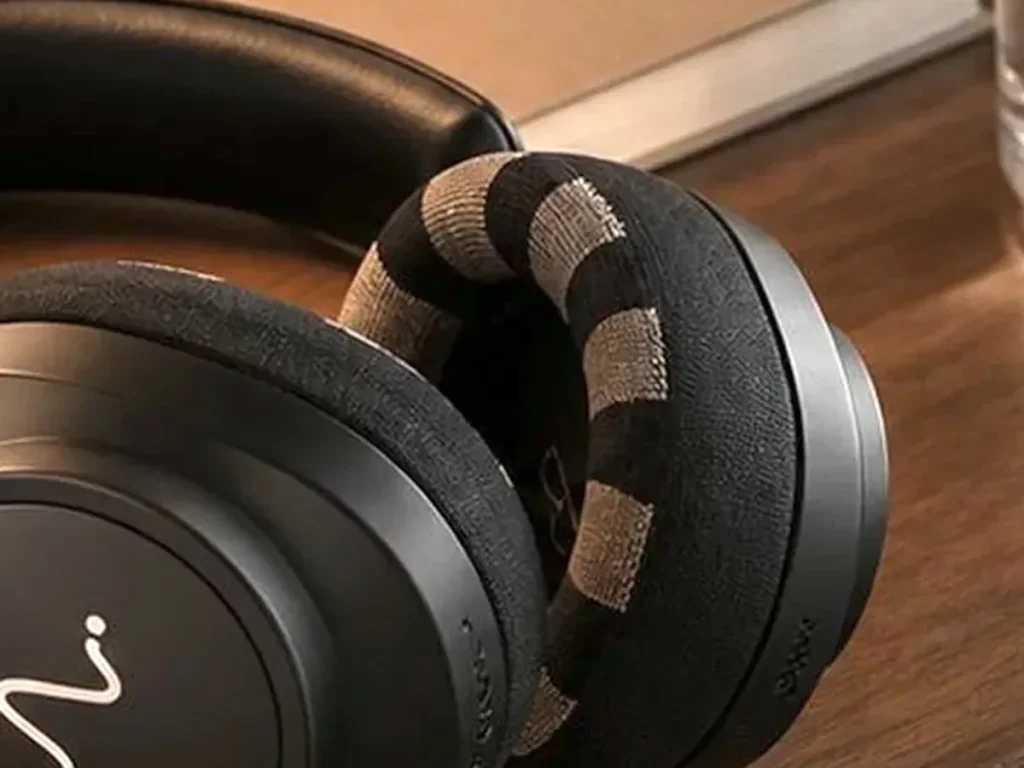 Neurable One auriculares EEG — Gel-free EEG sensors are built into the ear pads of the Neurable One wireless headphones.