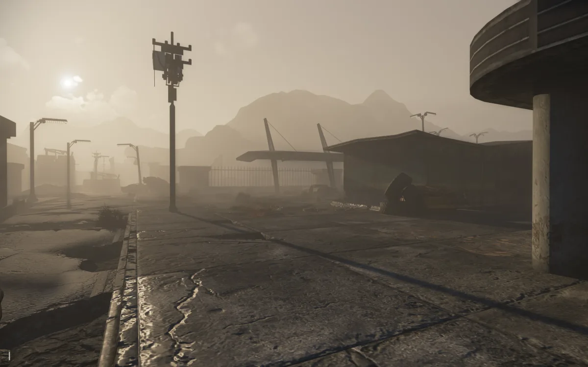 Calle desolada y postapocalíptica del juego, con edificios abandonados, farolas y montañas a lo lejos bajo un cielo brumoso