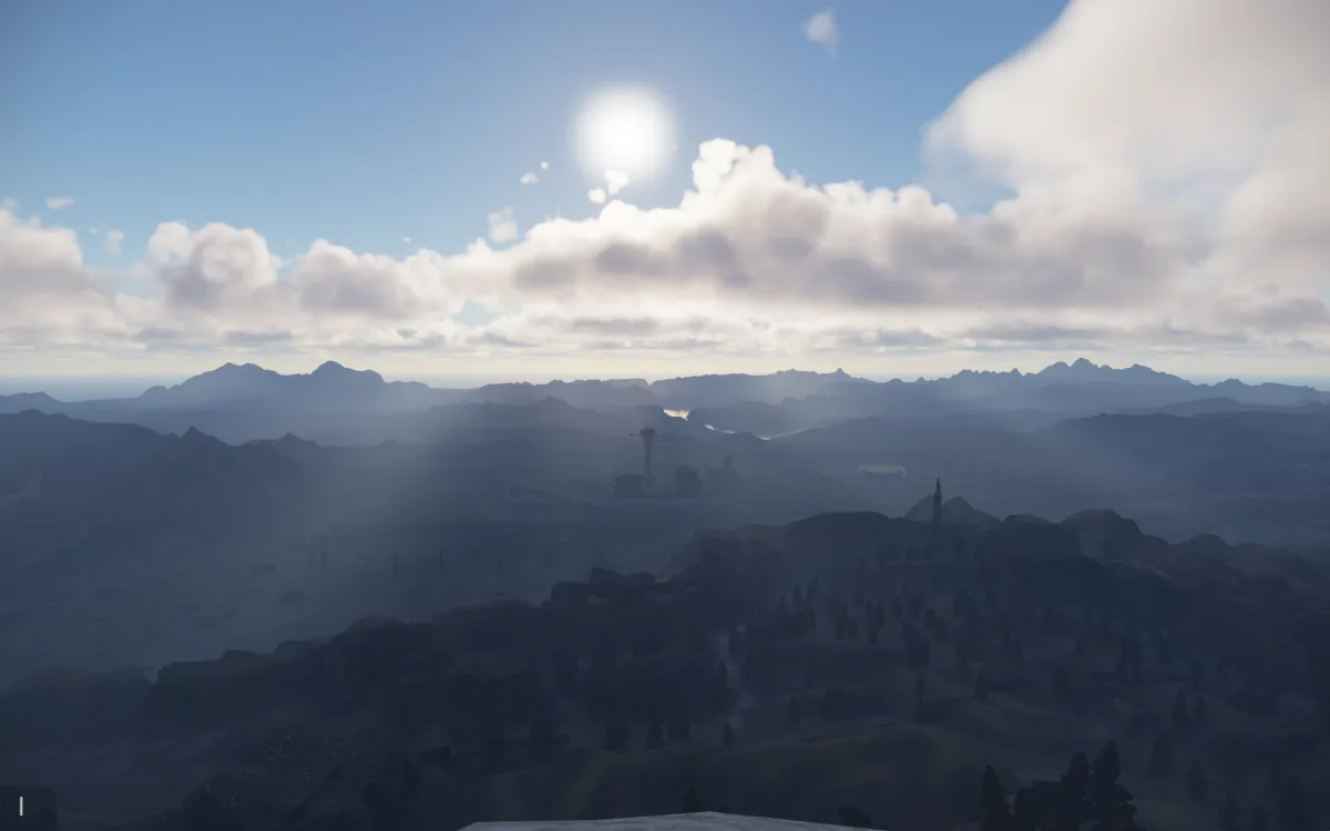 Paisaje montañoso bajo un cielo nublado con el sol brillando en lo alto, en Fallout: New Vegas RTX