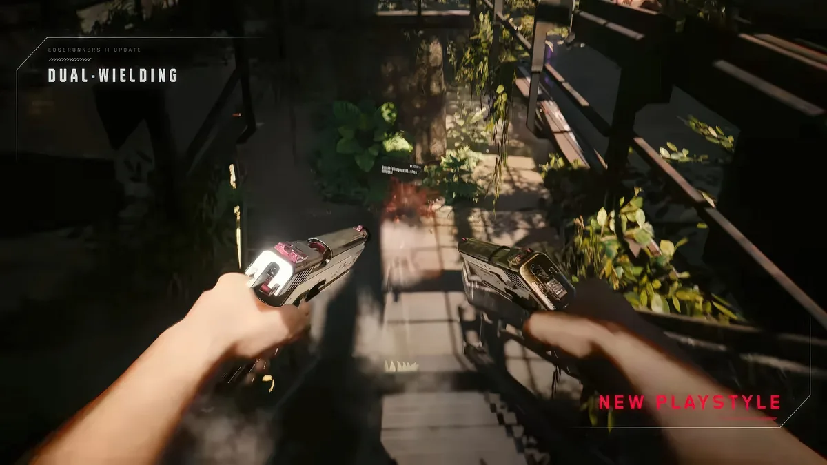 Personaje de Cyberpunk 2077 con doble empuñado de pistolas en un entorno lleno de plantas, junto a Night City Edgerunners 2