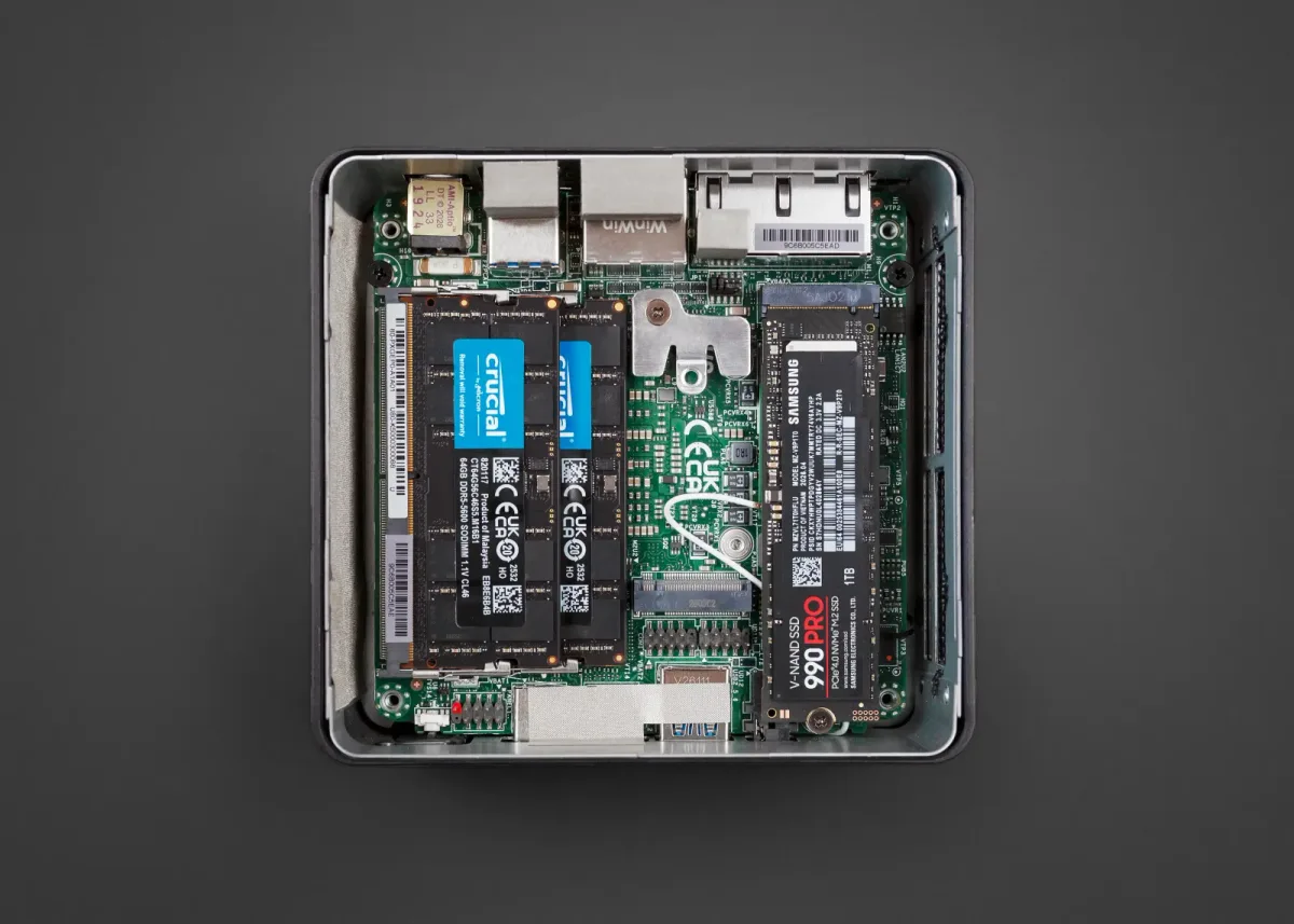 Interior del mini PC Panther Lake de TUXEDO con dos módulos de RAM SODIMM y un SSD NVMe