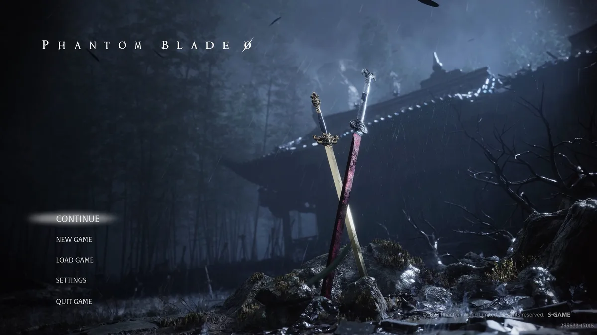 Dos espadas cruzadas en un bosque oscuro y lluvioso en el menú principal de Phantom Blade Zero, con sus benchmarks en PC