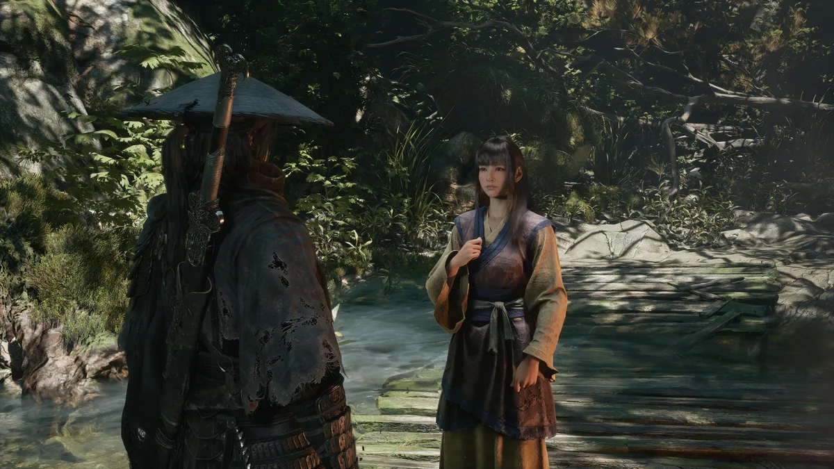 Personaje con atuendo tradicional junto a otro con una espada en un bosque de Phantom Blade Zero