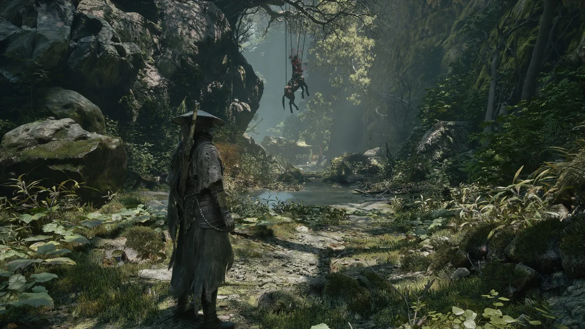 Personaje de Phantom Blade Zero en un bosque denso mirando a una criatura suspendida en el aire