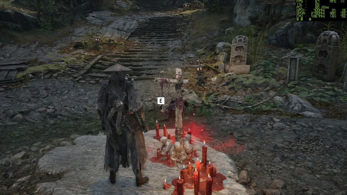 Personaje vestido de oscuro ante una cruz con velas rojas en un bosque, con el aviso E en pantalla