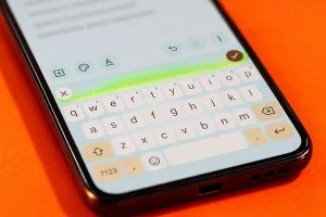 Un desarrollador porta el dictado por voz Rambler del Pixel 11 a otros móviles Android