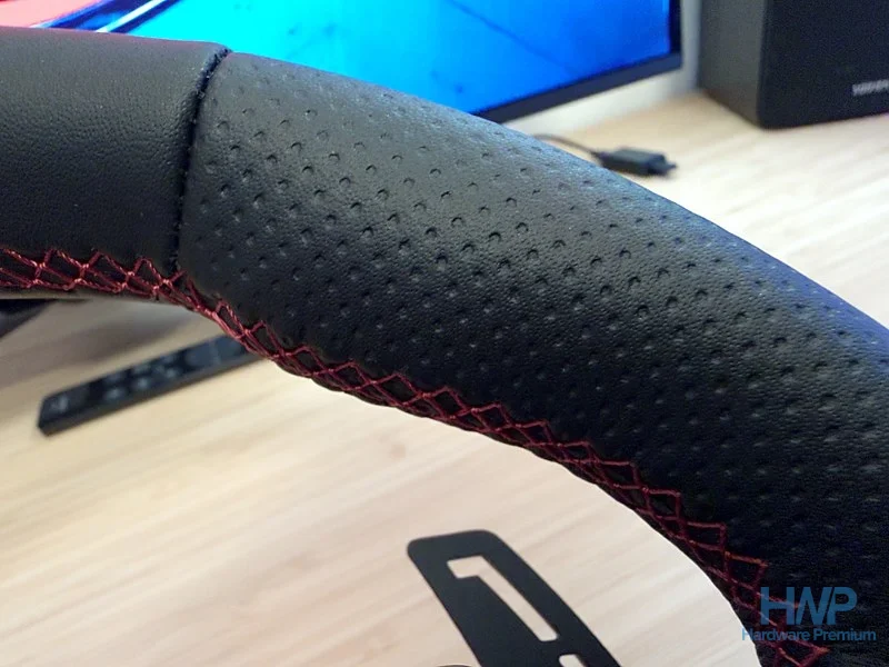 Detalle del aro microperforado con costuras rojas del volante PXN WDS R2