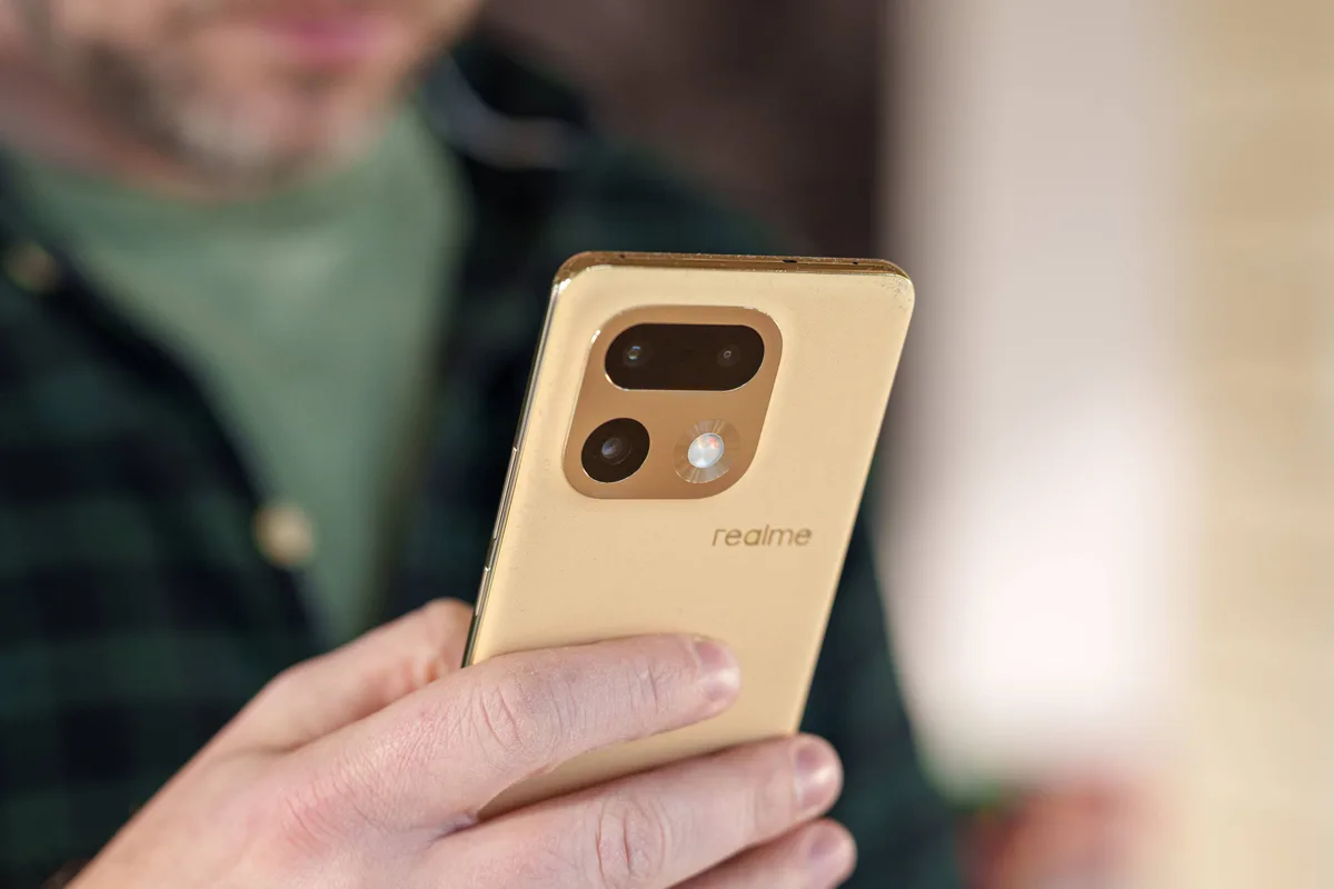 Smartphone Realme 16 Pro+, modelo anterior al Realme 17 Pro, visto de frente y por detrás