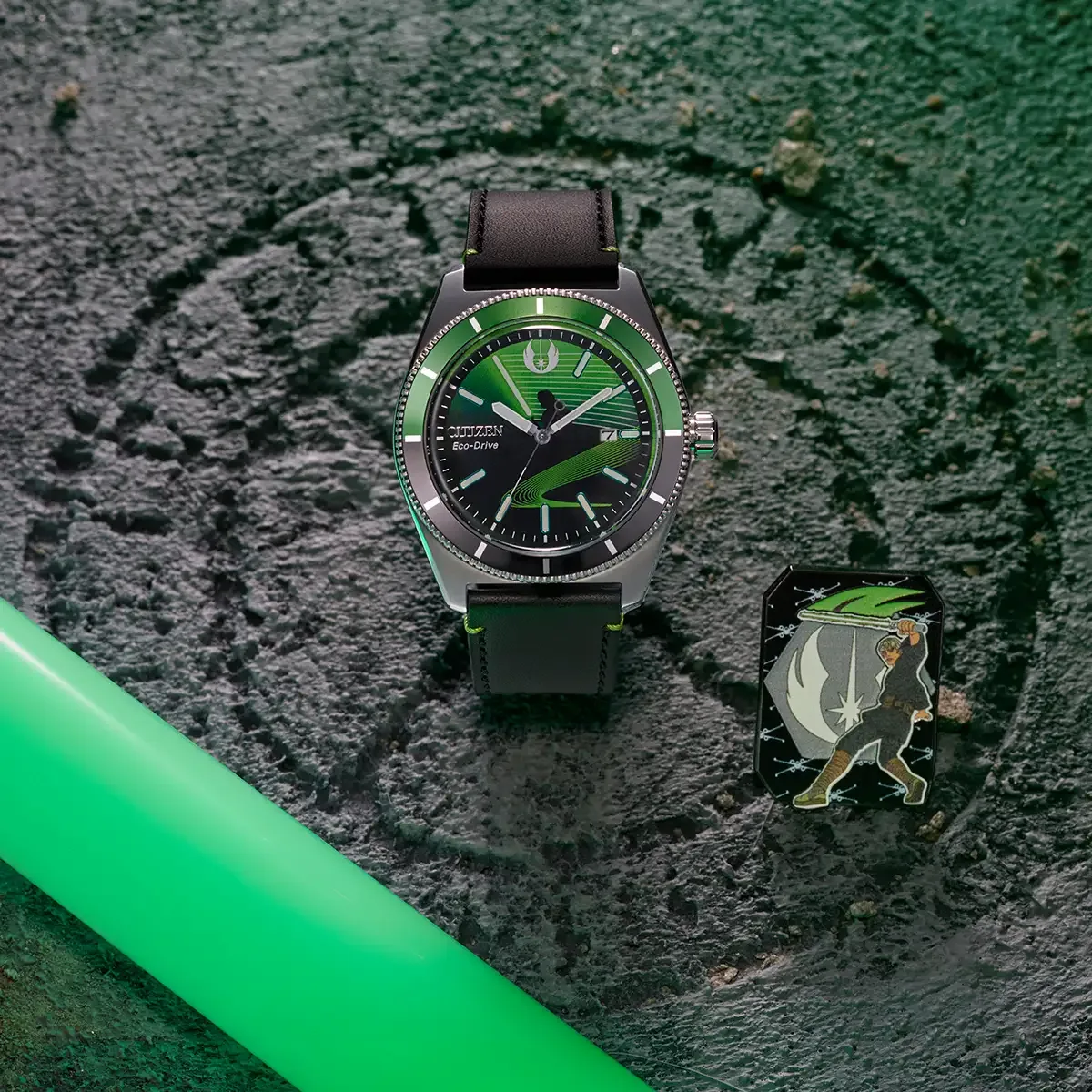 Sable láser verde luminoso que marca las 11 en el reloj Citizen de Luke Skywalker, bajo el emblema rebelde