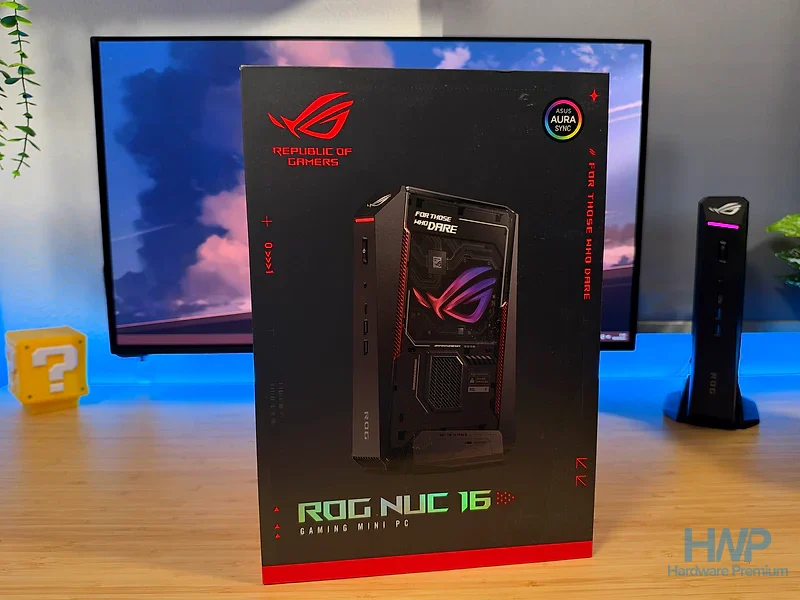 Caja del ROG NUC 2026 sobre el escritorio con el mini PC impreso en la portada