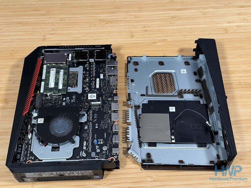 ROG NUC 2026 desmontado en dos mitades sobre la mesa