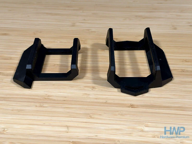 Las dos piezas de la peana del ROG NUC 2026 para colocarlo en vertical u horizontal