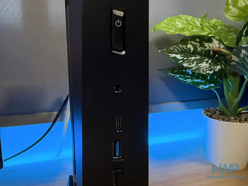 Puertos frontales del ROG NUC 2026: USB-C, USB-A, jack de audio y botón de encendido