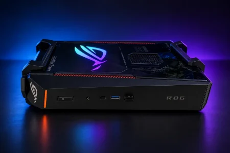 ROG NUC 2026, Review en español ROG NUC 2026 en horizontal con el logotipo RGB encendido y luz azul y morada, portada de la review