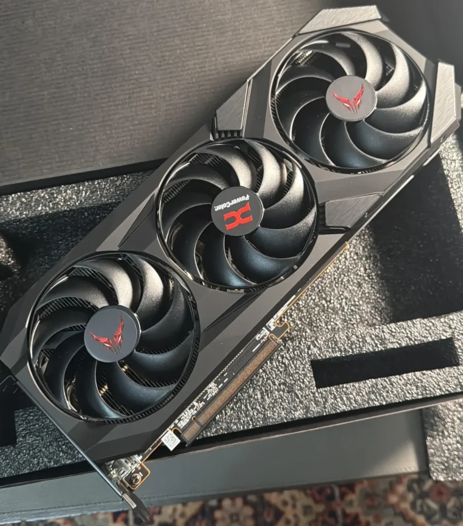 Tarjeta gráfica PowerColor Radeon RX 9070 XT de tres ventiladores