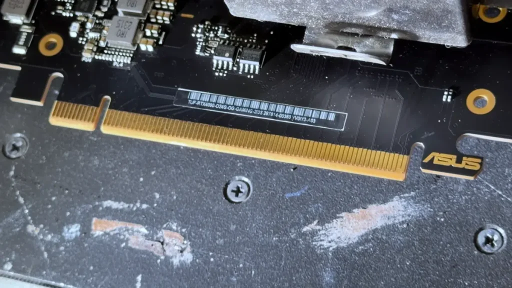 PCB ASUS RTX 4090 falso junto al conector PCIe