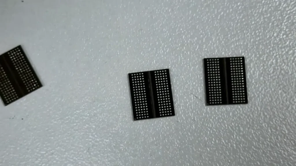 Cuatro chips de memoria extraídos de la falsa RTX 4090