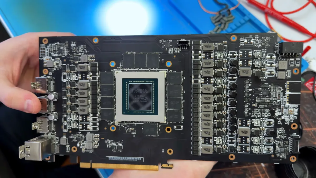 Placa de una ASUS GeForce RTX 4090 falsa con el chip gráfico al descubierto