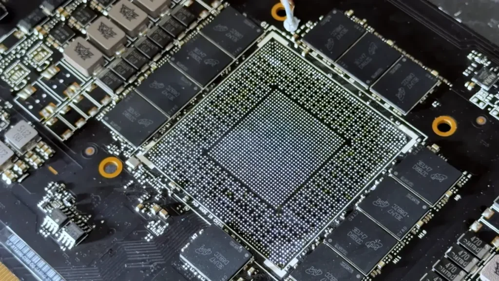 Primer plano del chip falso soldado en la placa RTX 4090