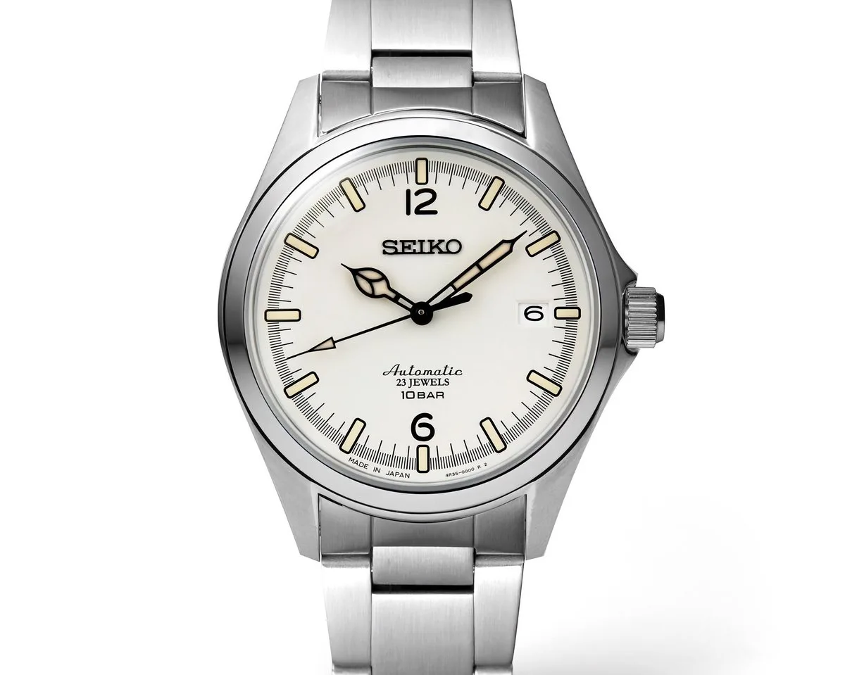 Detalle de la esfera blanca del reloj Seiko x TicTAC HZB002J