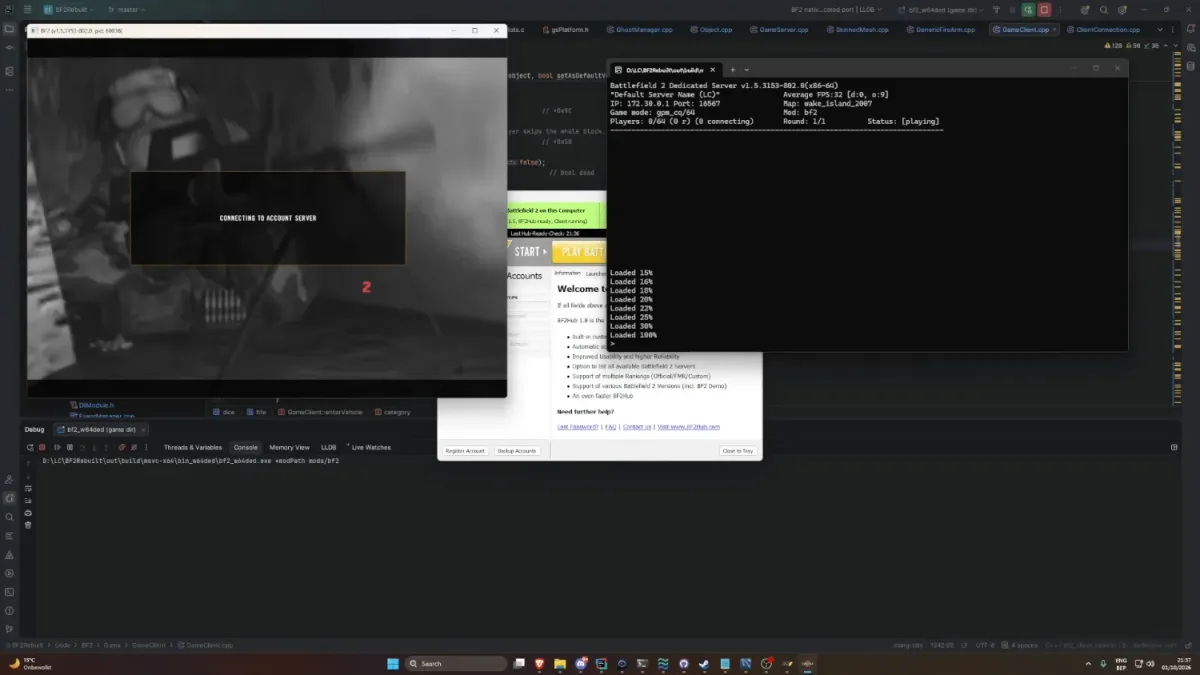 Battlefield 2 ejecutándose en una ventana sobre un editor de código, con una consola que muestra la actividad de los servidores Battlefield 2