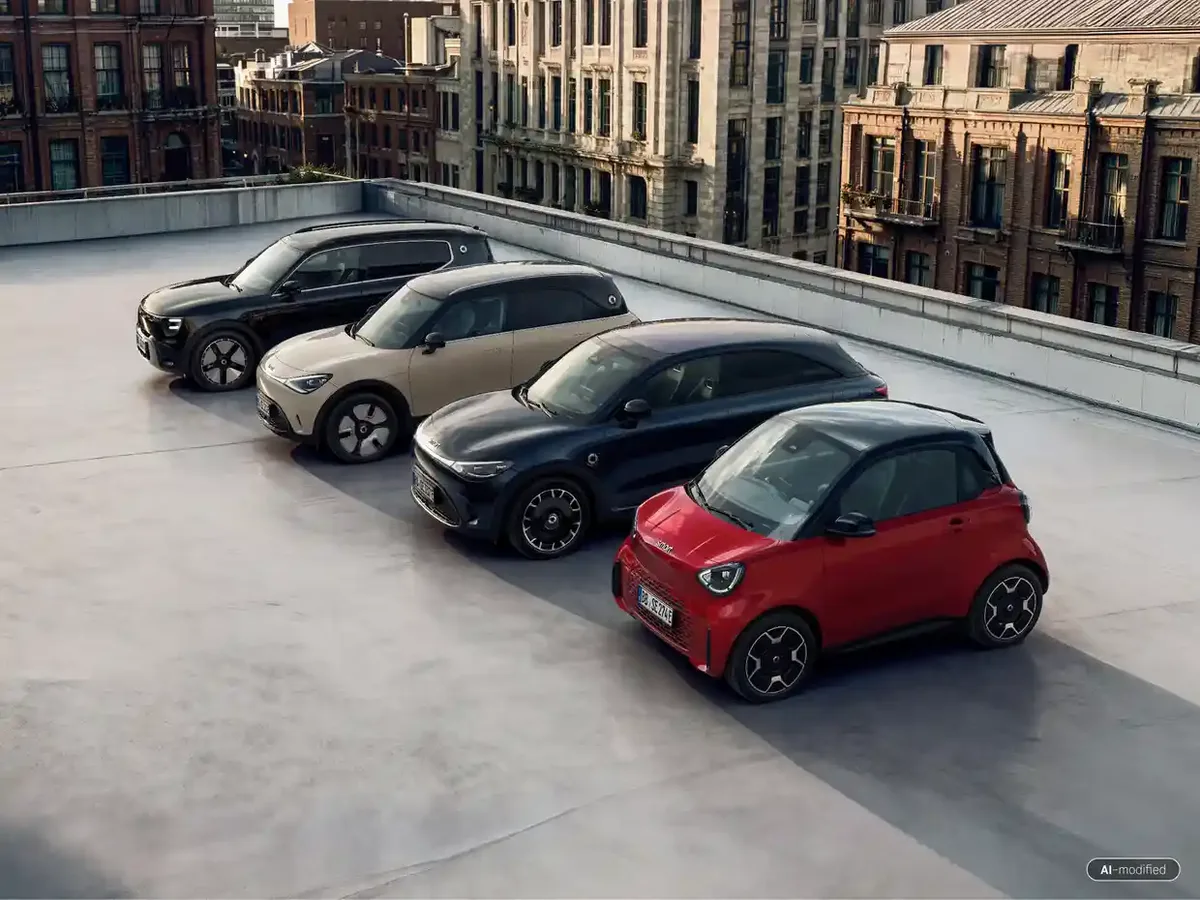 Cuatro modelos de Smart aparcados en una azotea, entre ellos el Smart #2 Couture Edition, un biplaza rojo y negro