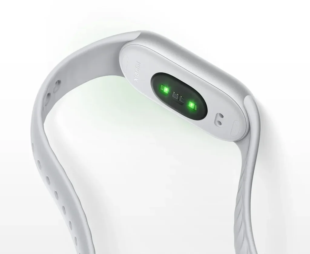 Parte trasera de la Xiaomi Smart Band 11 con el sensor de ritmo cardíaco iluminado
