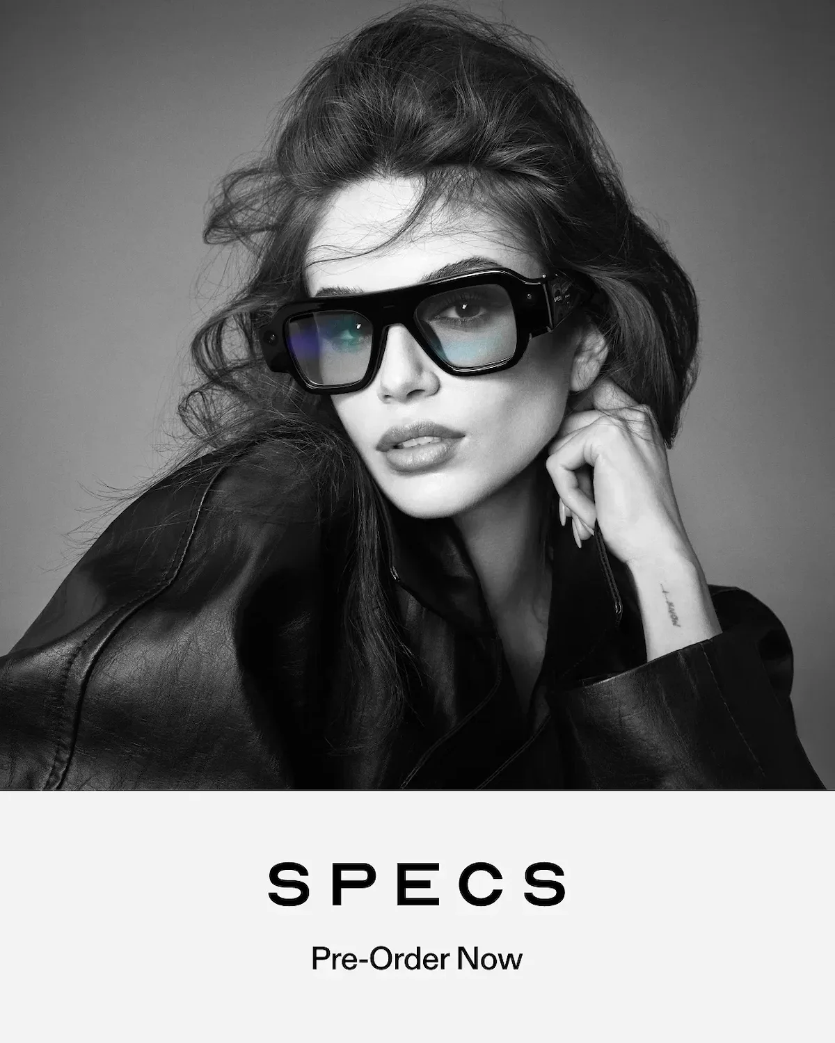 Kaia Gerber llevando las gafas de realidad aumentada Snap SPECS