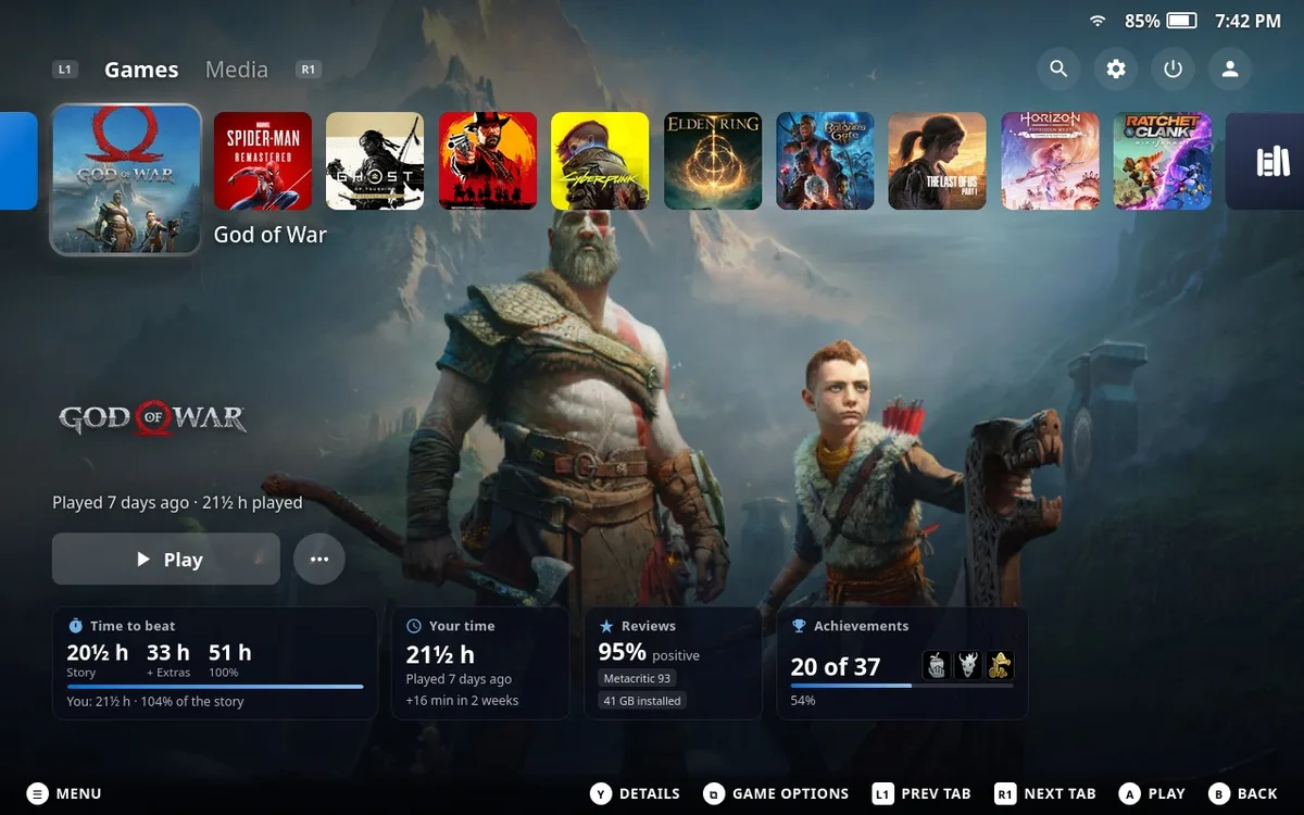 Interfaz de estilo PS5 en la Steam Deck con God of War seleccionado, tiempo de juego y logros