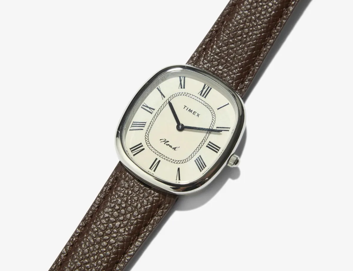 El Timex Boatswain de Noah en acero, con caja elíptica, esfera crema de números romanos y correa de cuero marrón