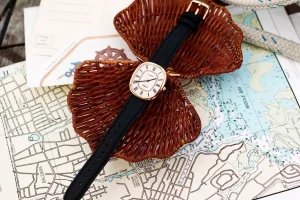 Timex Boatswain — Timex y Noah presentan un reloj ovalado de 228 dólares con una esfera náutica poco común