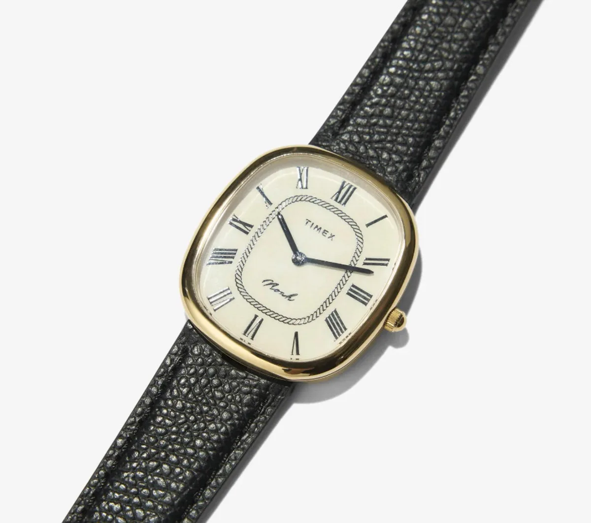Primer plano del Timex Boatswain de Noah en tono dorado, con esfera de números romanos y minutero con patrón de cuerda