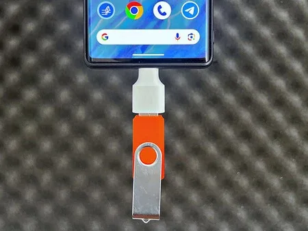 Móvil Android con un pendrive conectado mediante un adaptador USB OTG