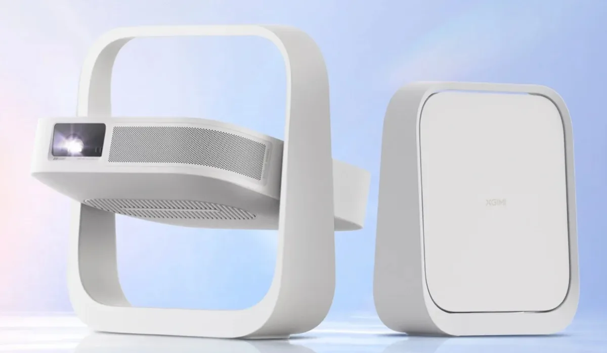 Proyector Xgimi Elfin Flip Pro con su asa giratoria, junto a otra unidad vista por detrás
