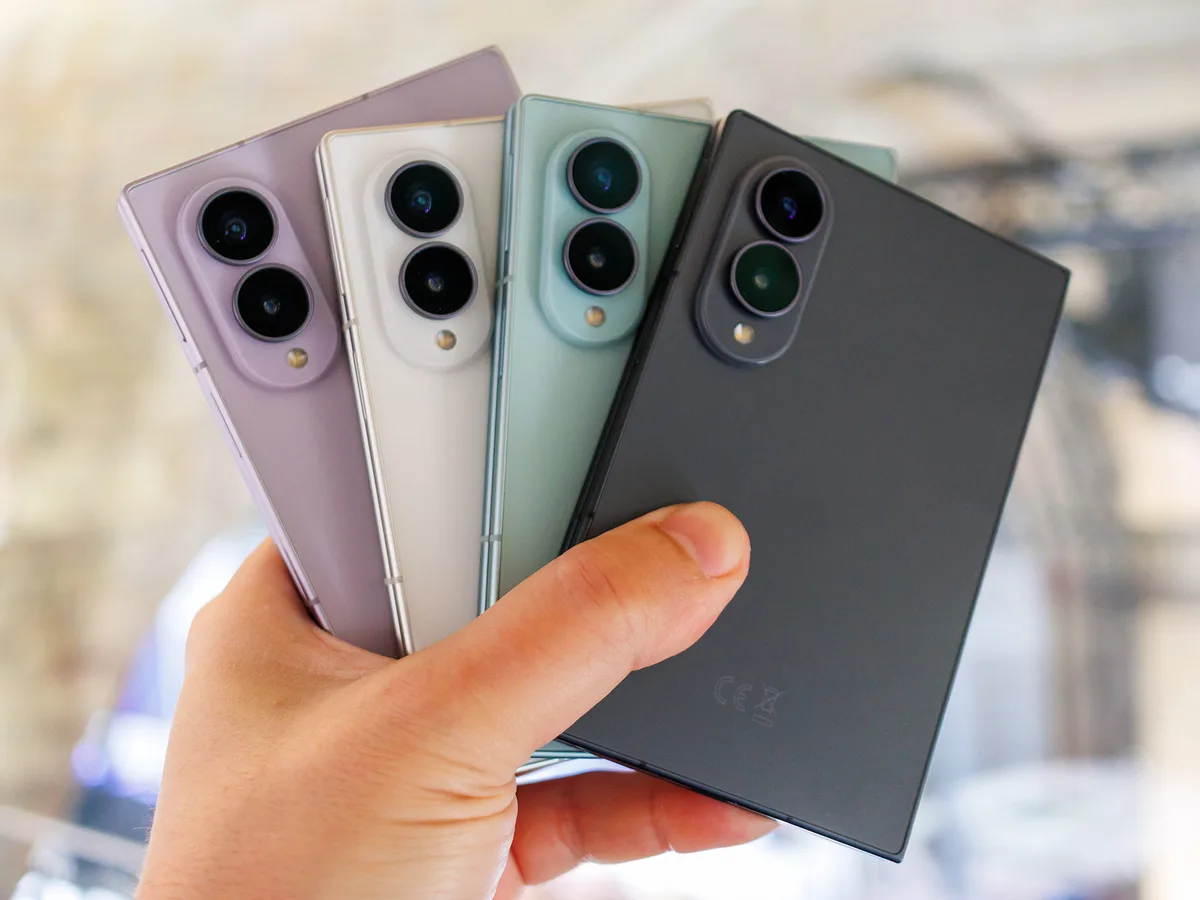 Cuatro plegables, entre ellos el Xiaomi 18 Fold, en distintos colores vistos por detrás con su doble cámara